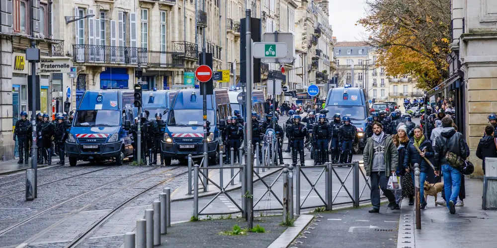 Dispositif de sécurité avec gendarmes et véhicules d'intervention dans une rue française lors d'une opération de maintien de l'ordre