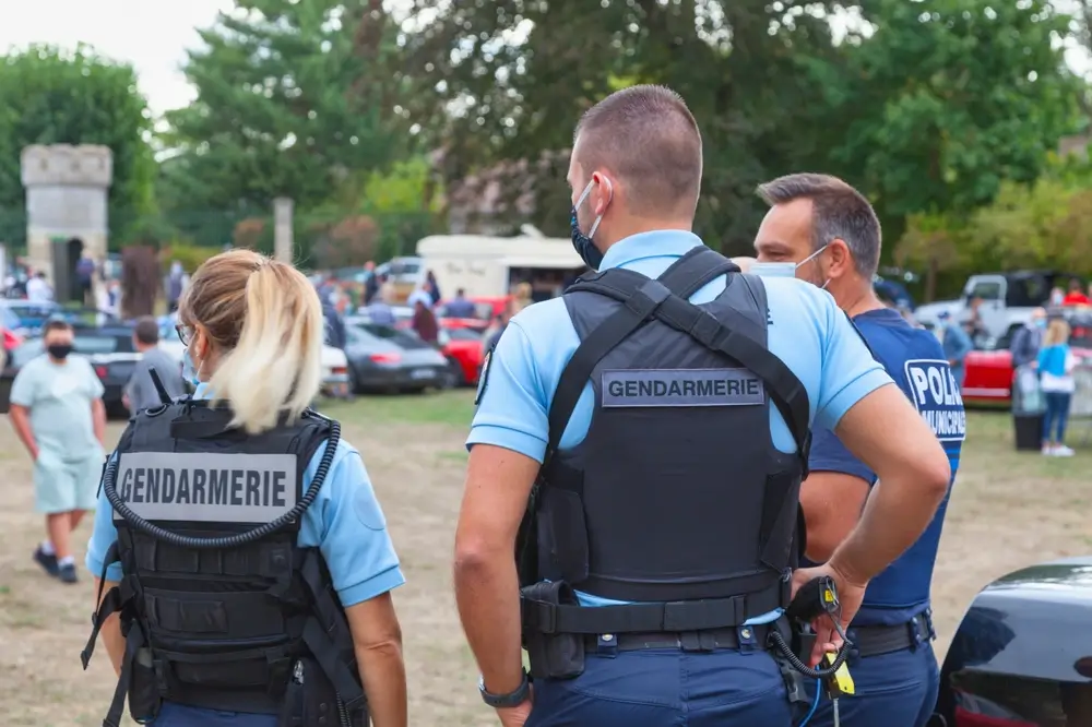Gendarmes en uniforme bleu avec équipements lors d'une intervention de sécurité publique en France