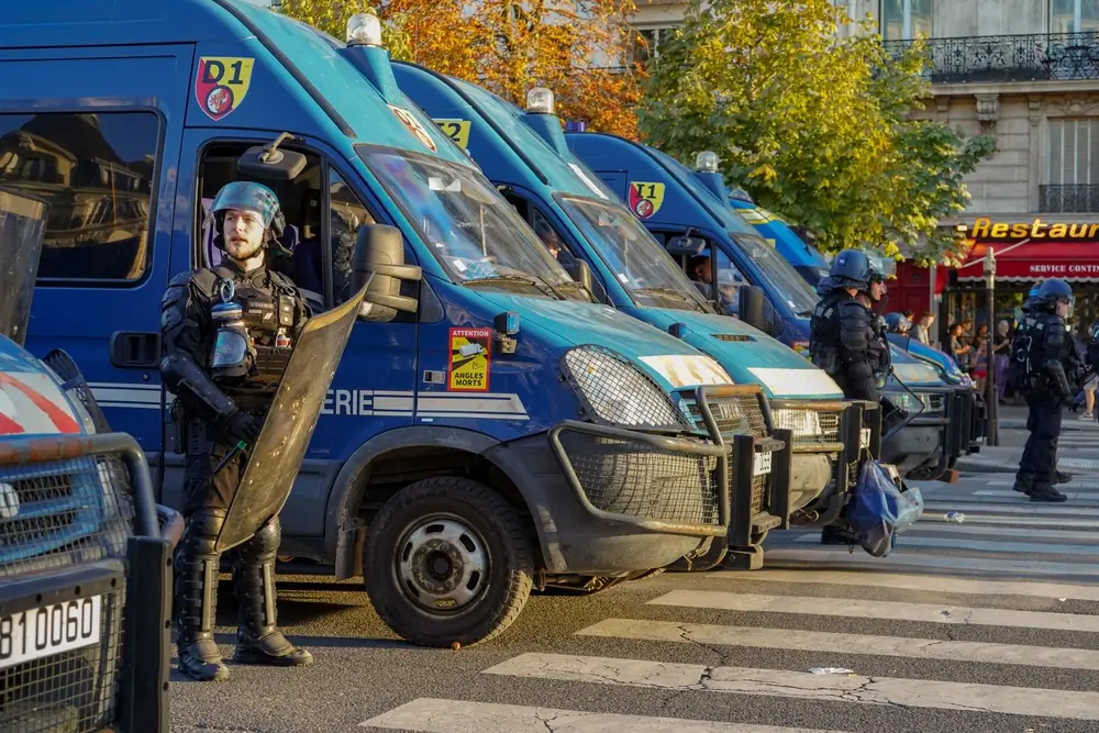Forces de police anti-émeute avec véhicules blindés déployées dans une rue française lors d'une opération de maintien de l'ordre