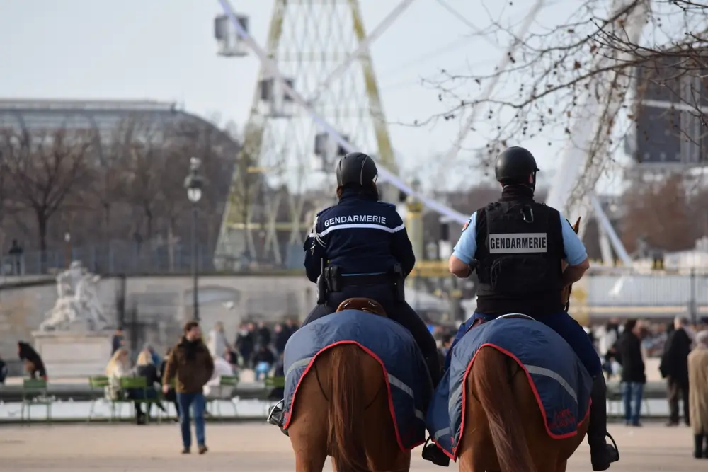 Gendarmes à cheval patrouillant près du Louvre et de la grande roue, sécurité publique à Paris