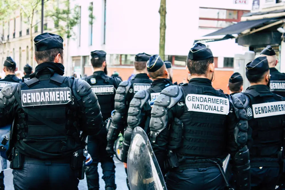 Officier de gendarmerie menant un briefing opérationnel de commandement auprès de son unité en tenue d'intervention.