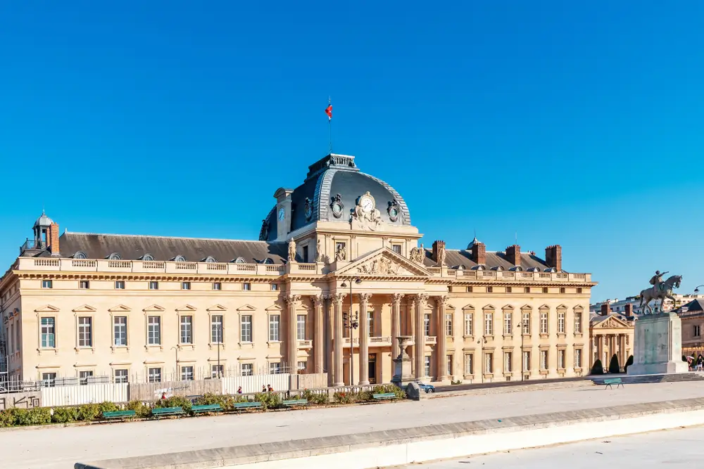 Façade de l'École Militaire à Paris, lieu de formation pour les recrues de l'académie gendarmerie.