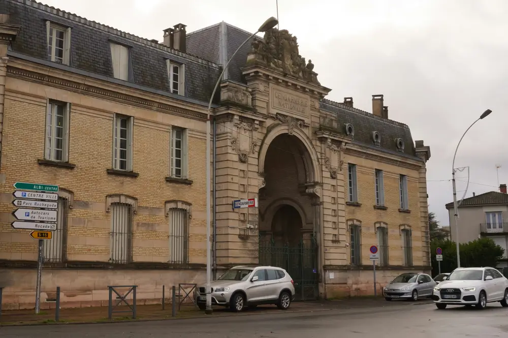 Façade d'une caserne de la Gendarmerie Nationale, lieu de briefing et d'affectation pour les militaires réservistes.