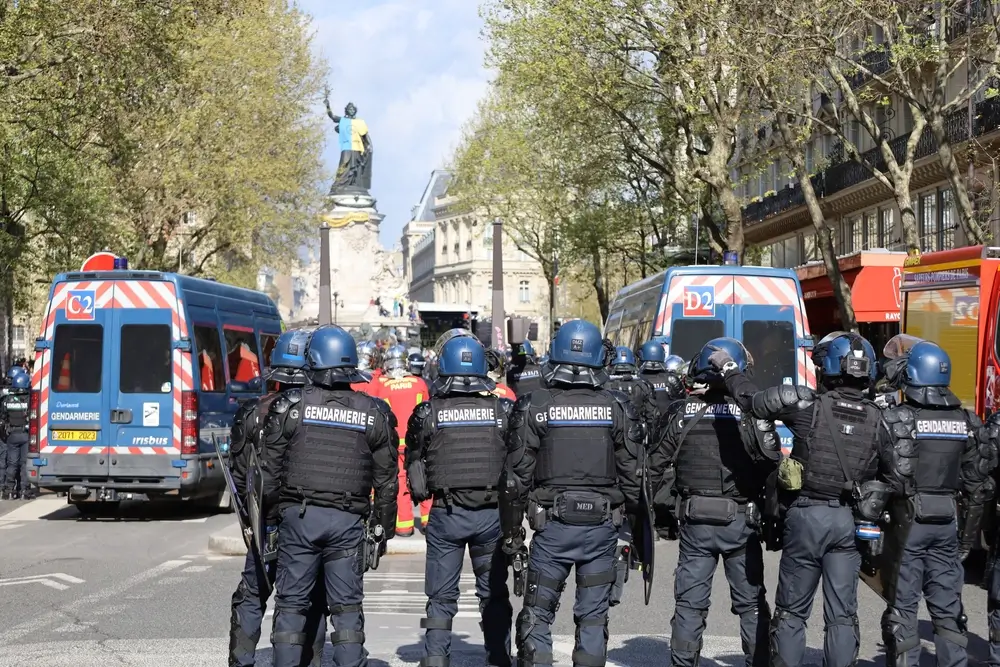 Gendarmes mobiles casqués en tenue d'intervention lors d'une opération de maintien de l'ordre à Paris.