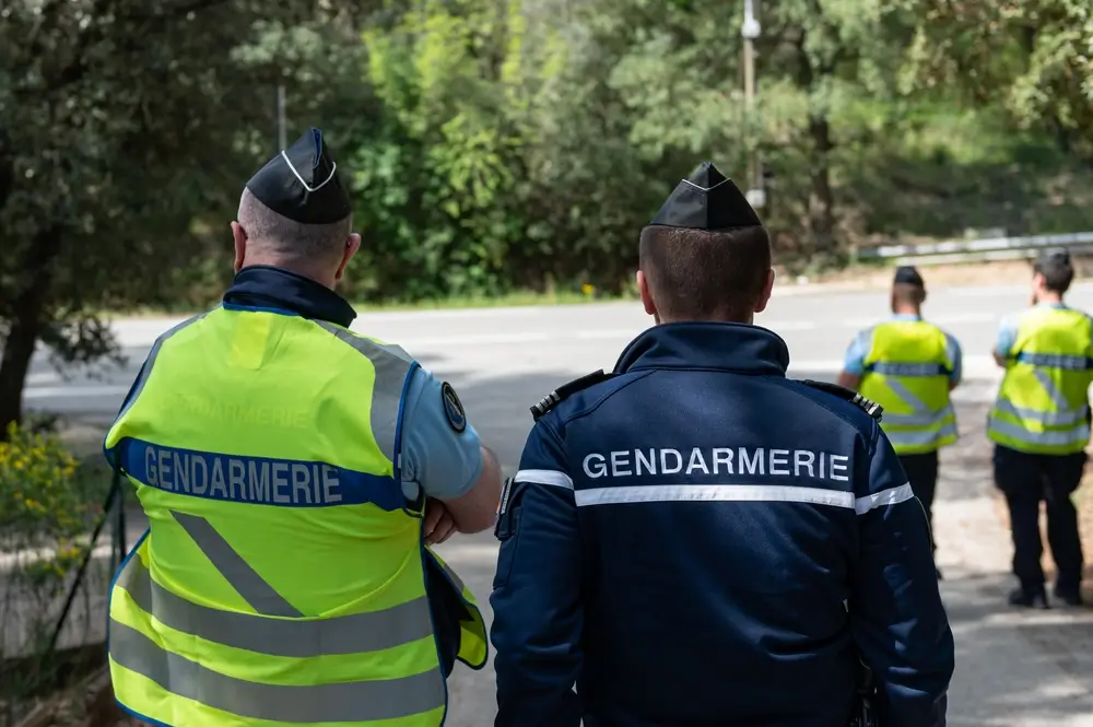 Gendarmes de dos en uniforme de service, illustrant le parcours d'un militaire en fin de carrière avant sa retraite.
