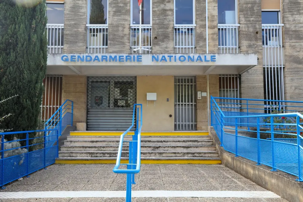 Entrée d'une caserne de la Gendarmerie nationale, illustrant le cadre d'affectation et de vie des militaires en France.
