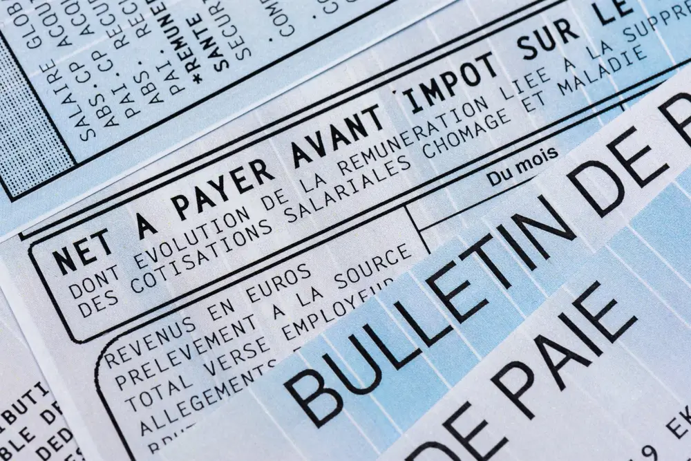 Gros plan sur une fiche de paie affichant le net à payer pour le calcul du salaire d'un militaire de gendarmerie.