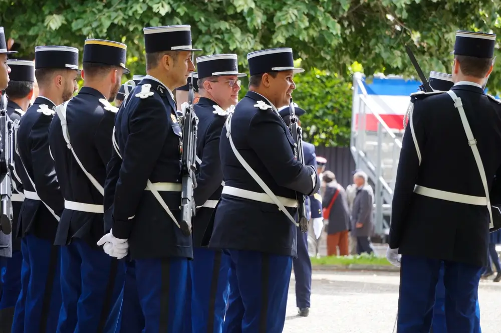 Sous-officiers de gendarmerie gradés en uniforme de cérémonie, illustrant l'évolution de carrière et la hiérarchie.