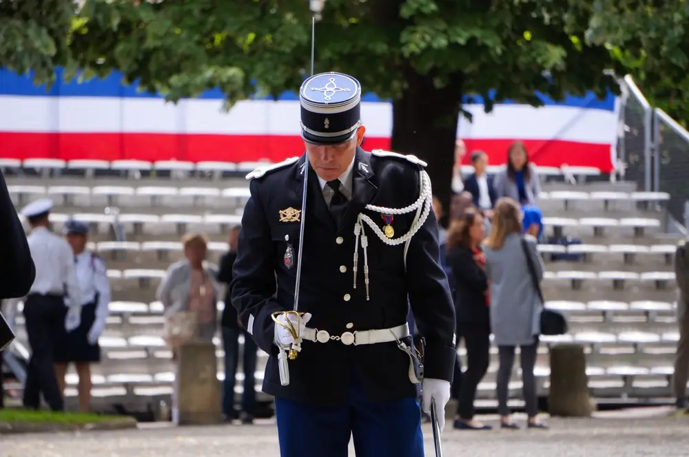 Sous-officier de la gendarmerie en tenue de cérémonie avec son sabre, illustrant la carrière au sein de l'armée française.