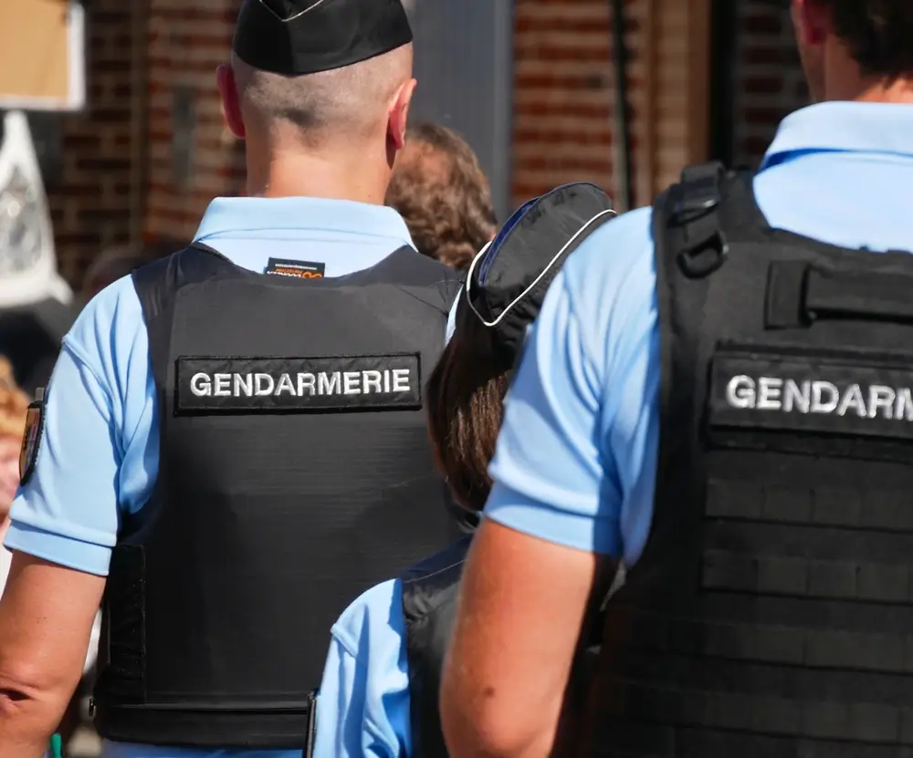Jeunes recrues militaires en formation vus de dos, portant des gilets tactiques siglés Gendarmerie.
