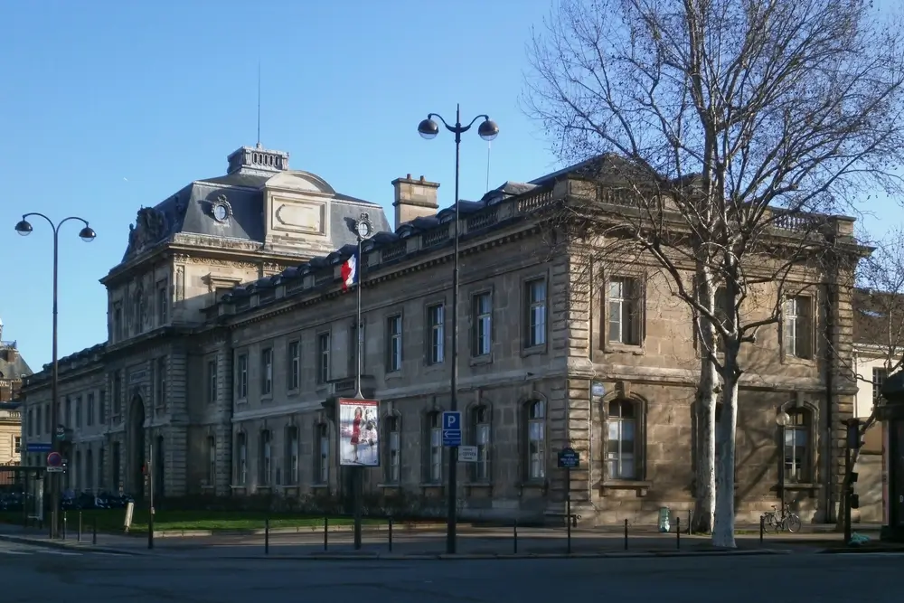 Façade en pierre d'une école de gendarmerie nationale, lieu de la formation initiale des futurs sous-officiers.