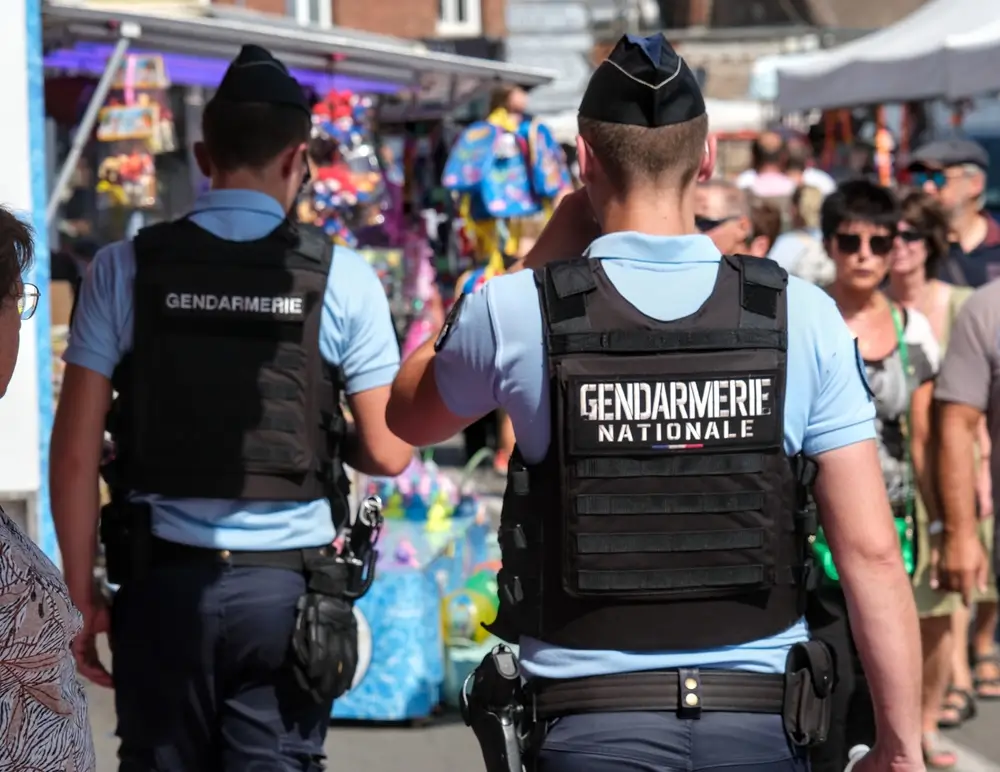 Deux jeunes gendarmes adjoints volontaires en uniforme militaire de patrouille avec gilet pare-balles.