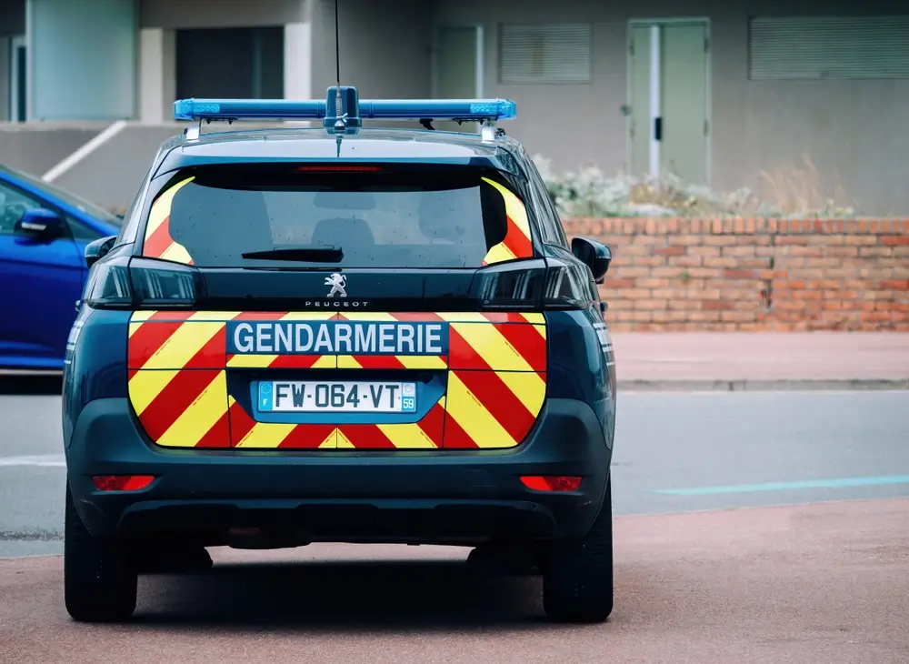 Véhicule de gendarmerie en patrouille dans un village pour assurer une mission de sécurité publique de proximité.