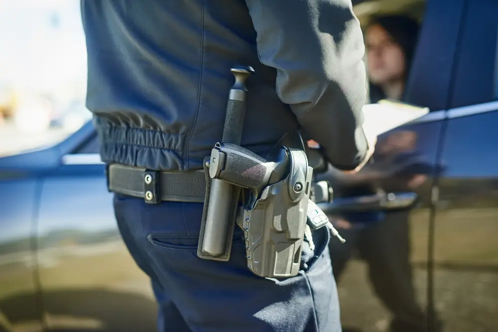 Gendarme assurant le contrôle d'accès et la sécurité au poste d'entrée d'une zone militaire.