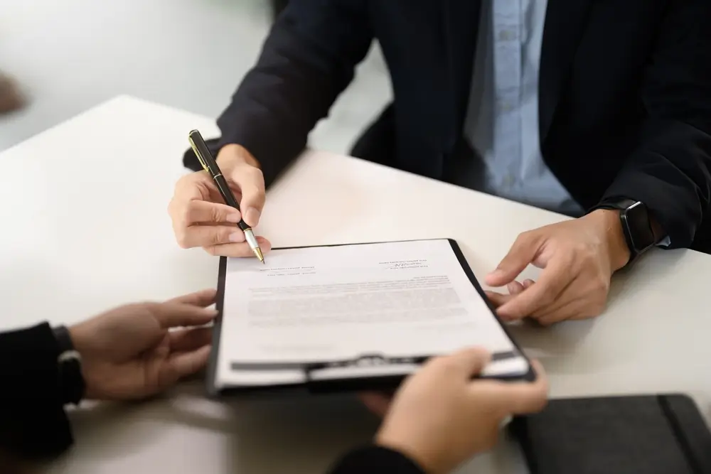Signature d'un contrat d'engagement ESR au stylo sur un bureau pour intégrer la réserve opérationnelle.