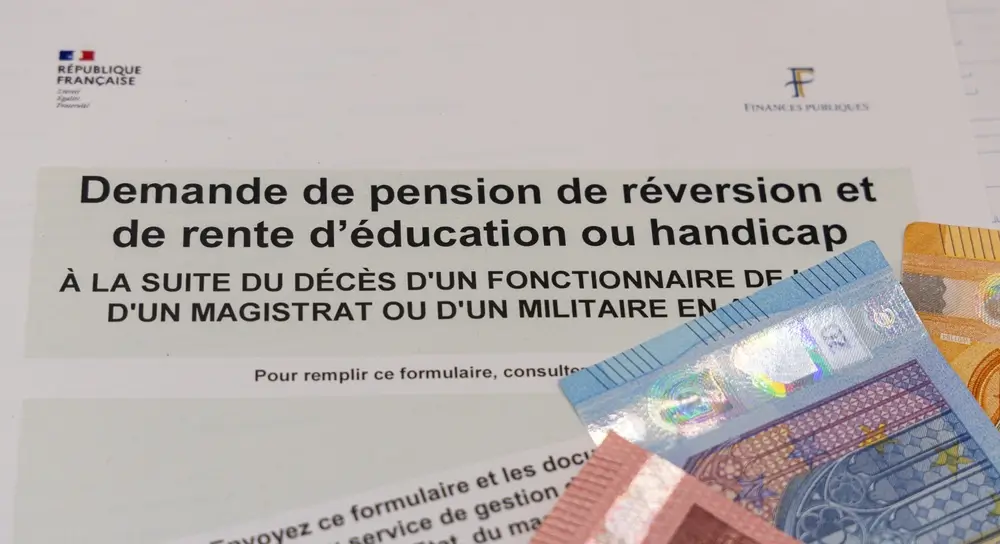Formulaire de demande de pension de réversion militaire et billets d'euros, document officiel de calcul de la retraite.