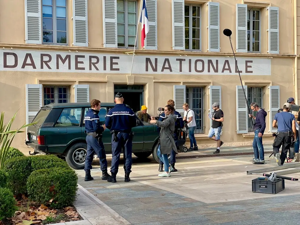 Gendarmes devant une caserne de gendarmerie nationale en France, illustrant une brigade territoriale.