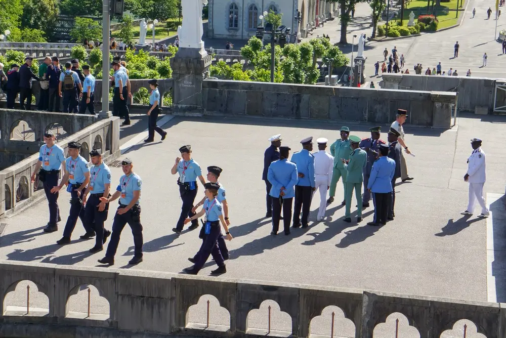 Élèves gendarmes et recrues militaires en formation initiale marchant en rang dans la cour d'une école de gendarmerie.