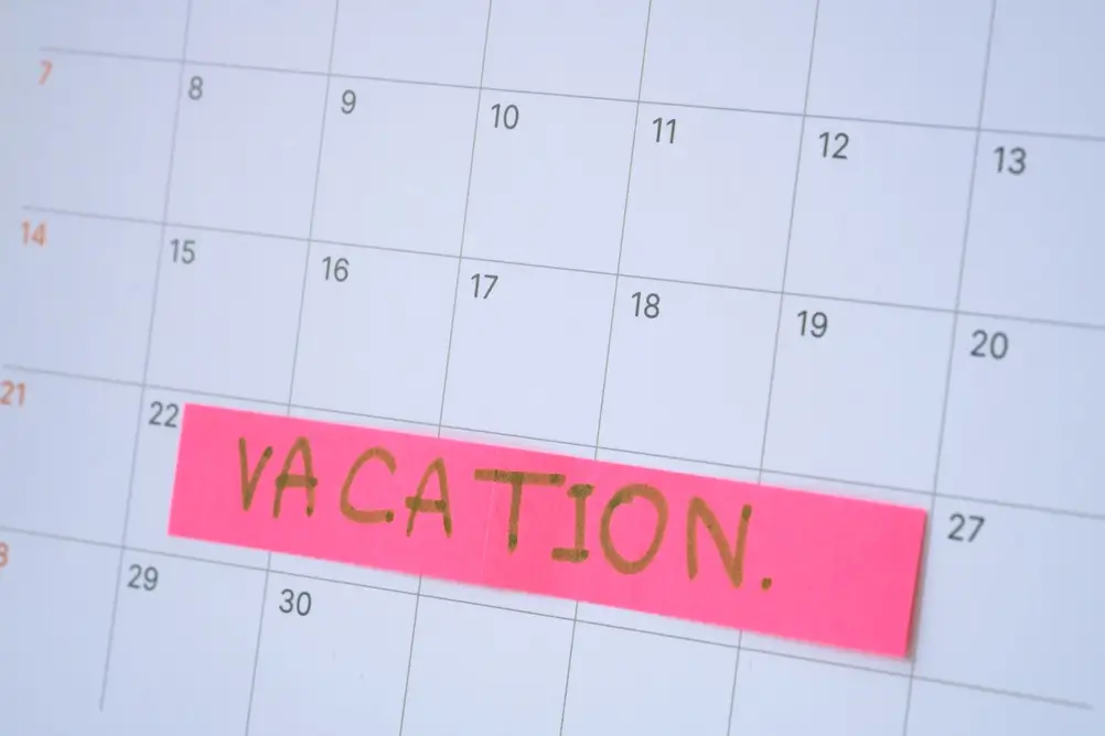 Agenda professionnel avec un post-it rose marqué VACATION illustrant le planning des missions du gendarme réserviste.