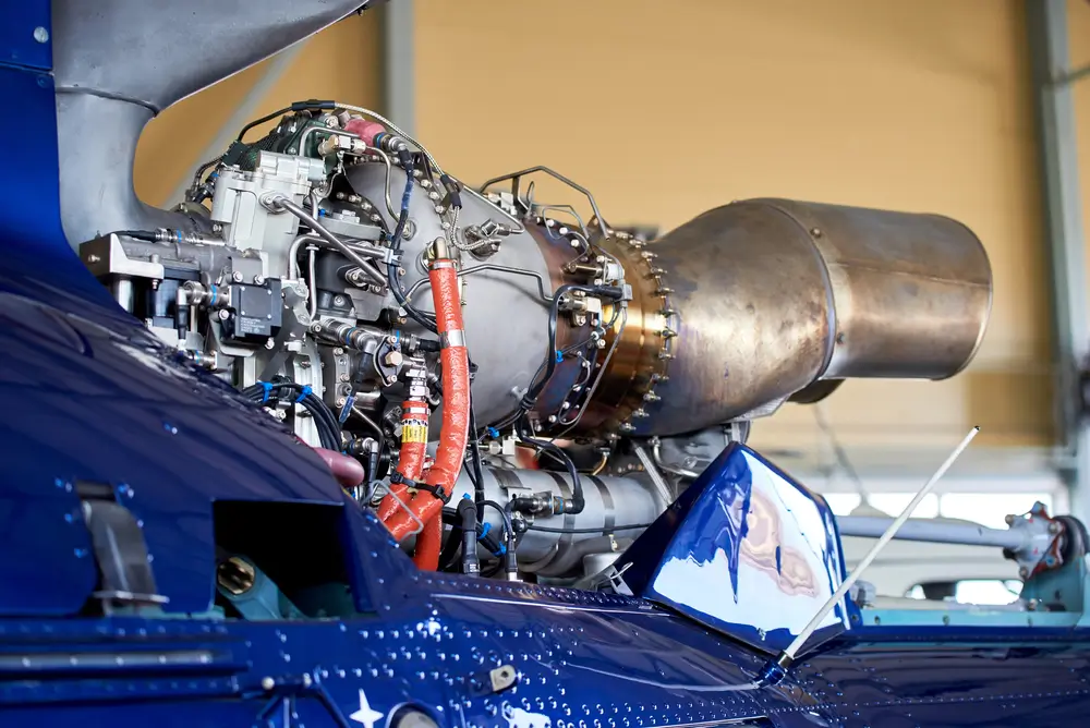 Gros plan sur la turbine d'un hélicoptère EC145 de la gendarmerie nationale lors d'une opération de maintenance.