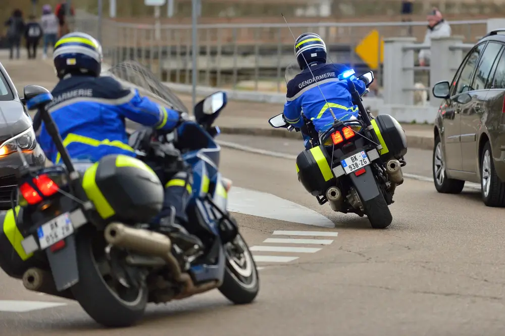 Deux motocyclistes de la gendarmerie en patrouille sur la route pour une mission de surveillance et de contrôle routier.