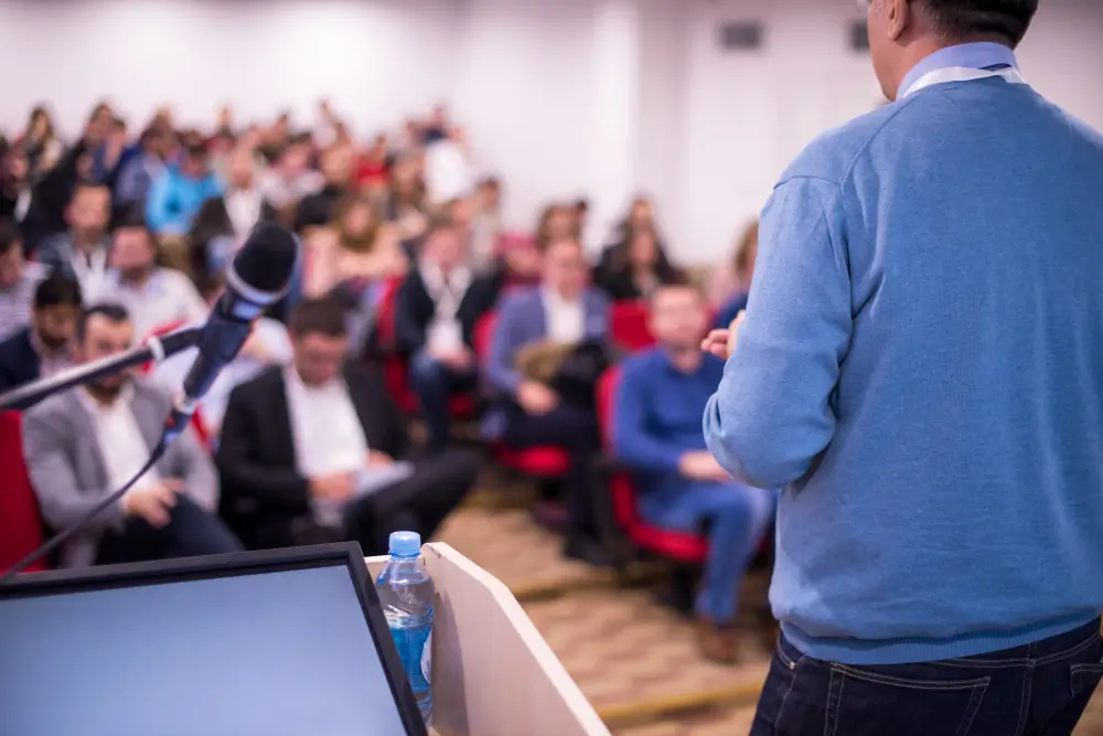 Formateur face à une salle de classe d'étudiants lors d'une formation de gendarmes pour devenir OPJ.