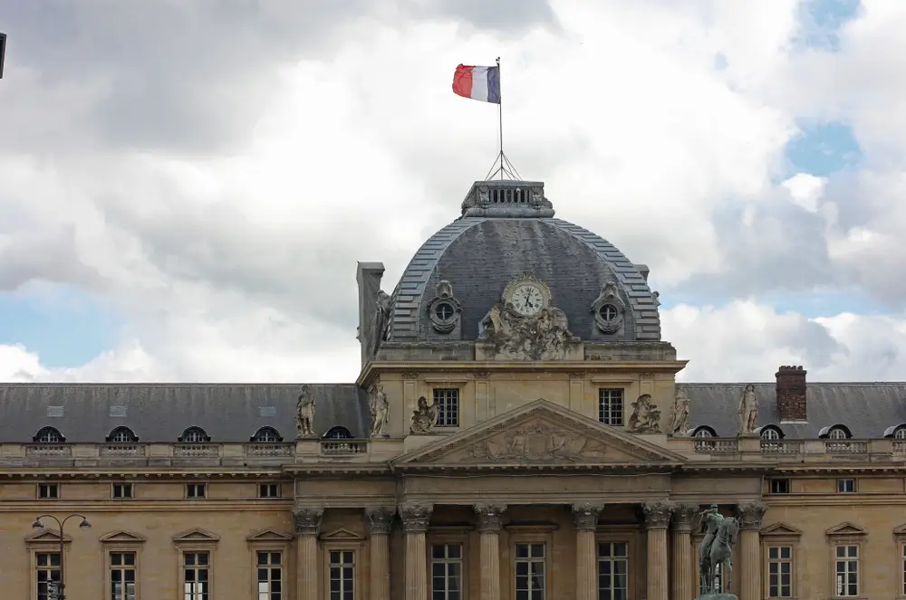 Façade de l'École Militaire à Paris avec le drapeau français flottant au-dessus du dôme.