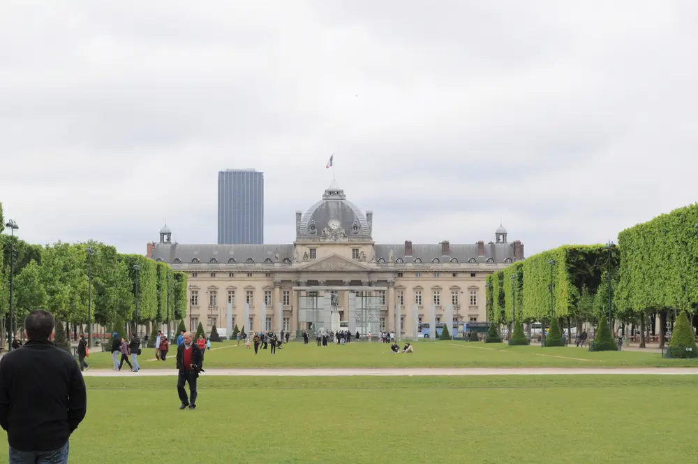 Façade de l'École Militaire à Paris, lieu de formation des élèves officiers dans un cadre historique.