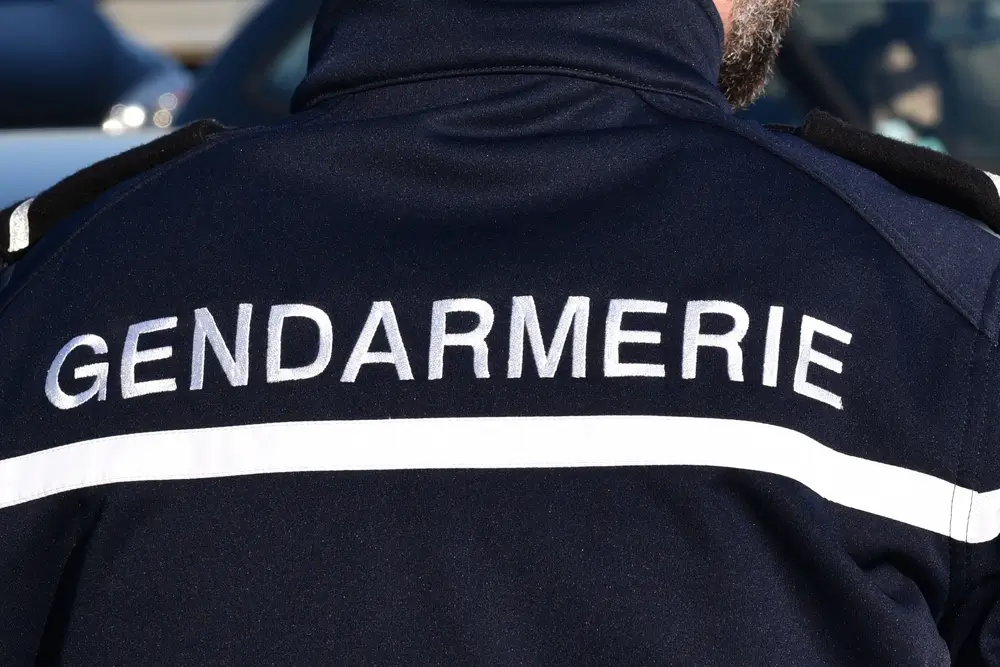 Dos d'un gendarme en uniforme lors d'une formation militaire, avec le marquage Gendarmerie bien visible.