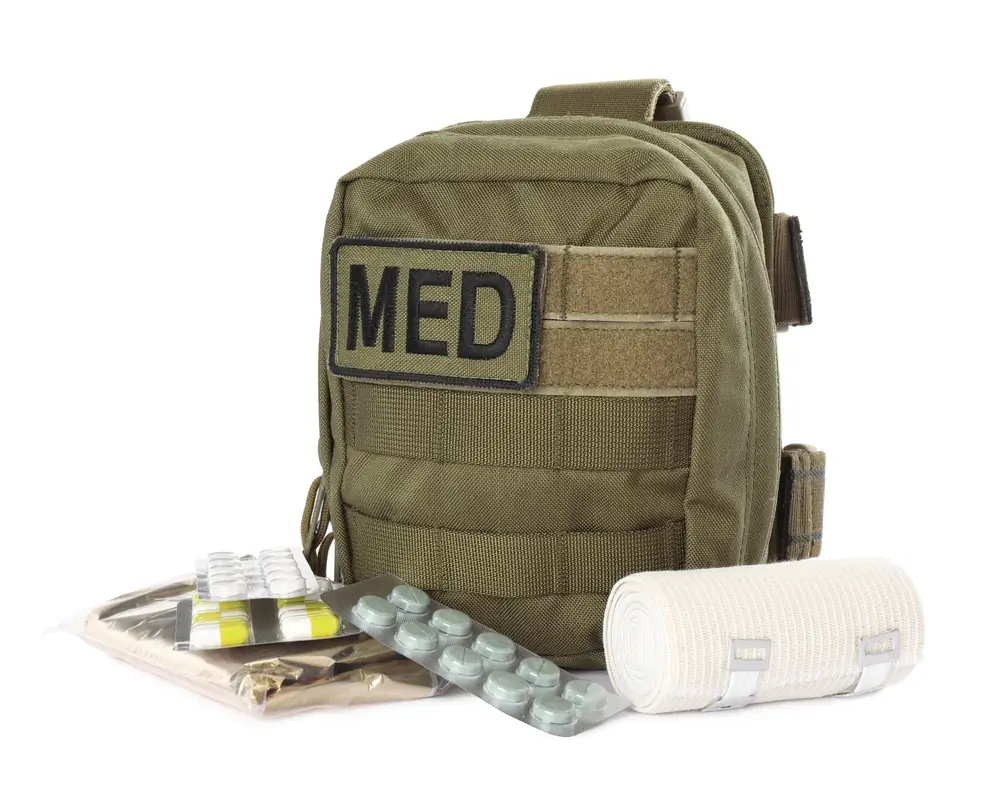 Trousse médicale militaire avec écusson MED, kit de soins et médicaments pour le soutien sanitaire des gendarmes.