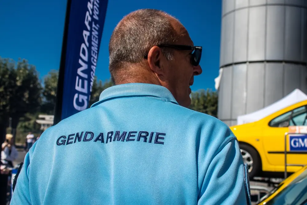 Gendarme en uniforme bleu ciel de dos lors d’un événement de recrutement et de formation militaire.
