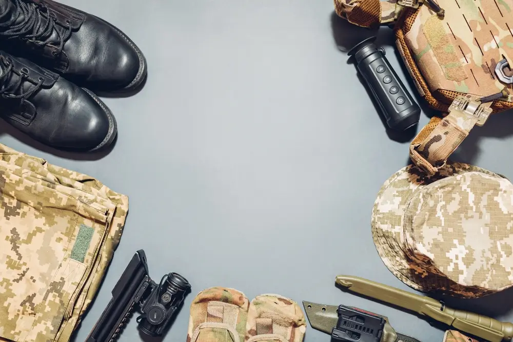 Paquetage militaire avec rangers, uniforme camouflage et équipement tactique pour la formation en école de gendarmerie.
