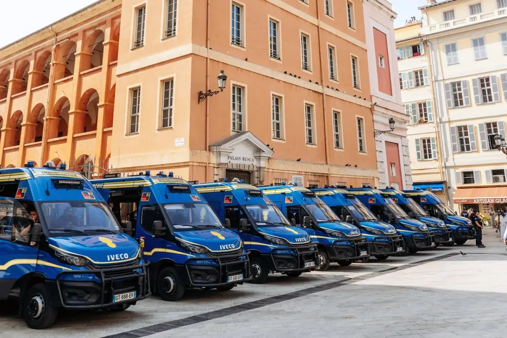 Fourgons de la gendarmerie mobile alignés devant le Palais Rusca lors d'une mission de maintien de l'ordre.