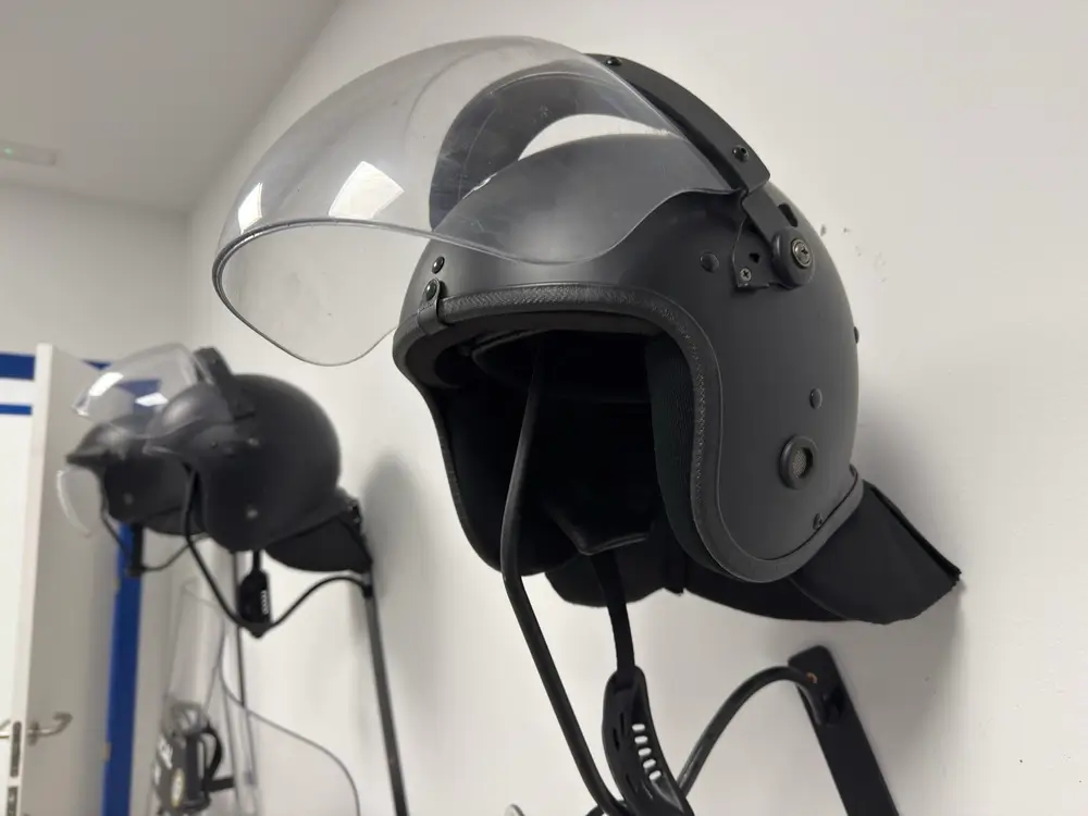 Casques de maintien de l'ordre noirs avec visière, équipement de protection pour les missions des gendarmes mobiles.