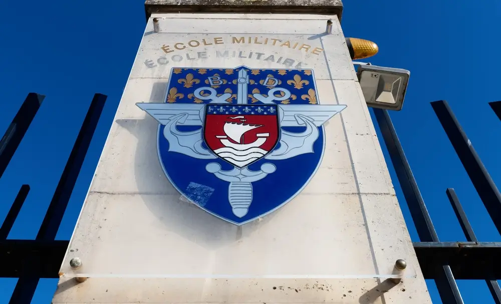 Blason et inscription École Militaire sur un pilier à l'entrée d'un bâtiment de formation de la gendarmerie.