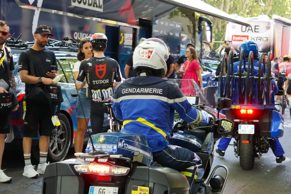Gendarme motard de la Garde républicaine de dos sur sa moto lors d'une mission d'escorte routière.