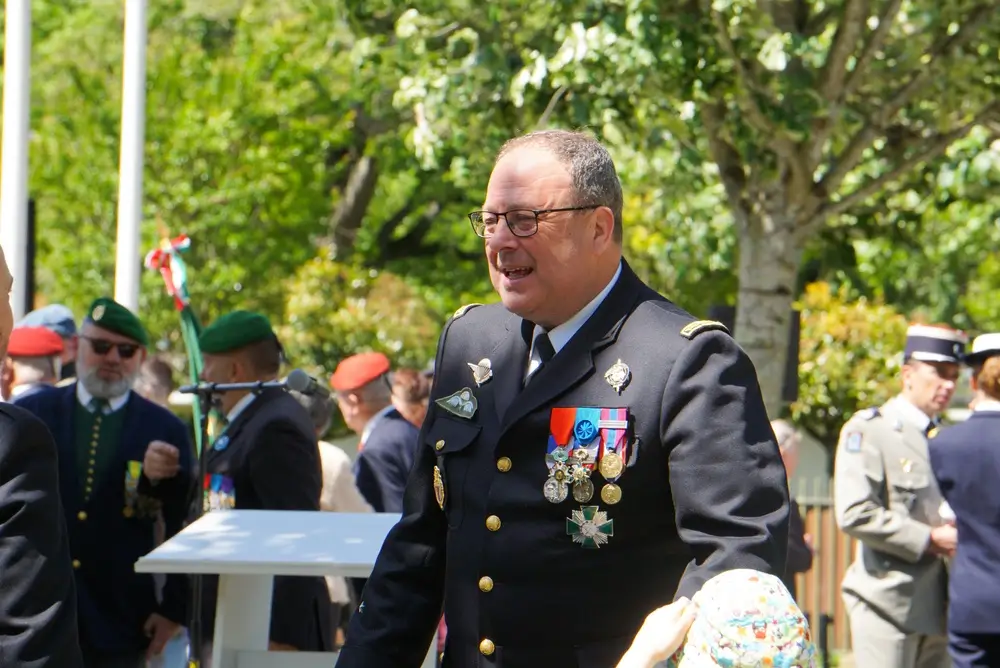 Officier de gendarmerie en tenue de cérémonie arborant ses médailles et ses insignes de grade sur ses galons d'épaule.