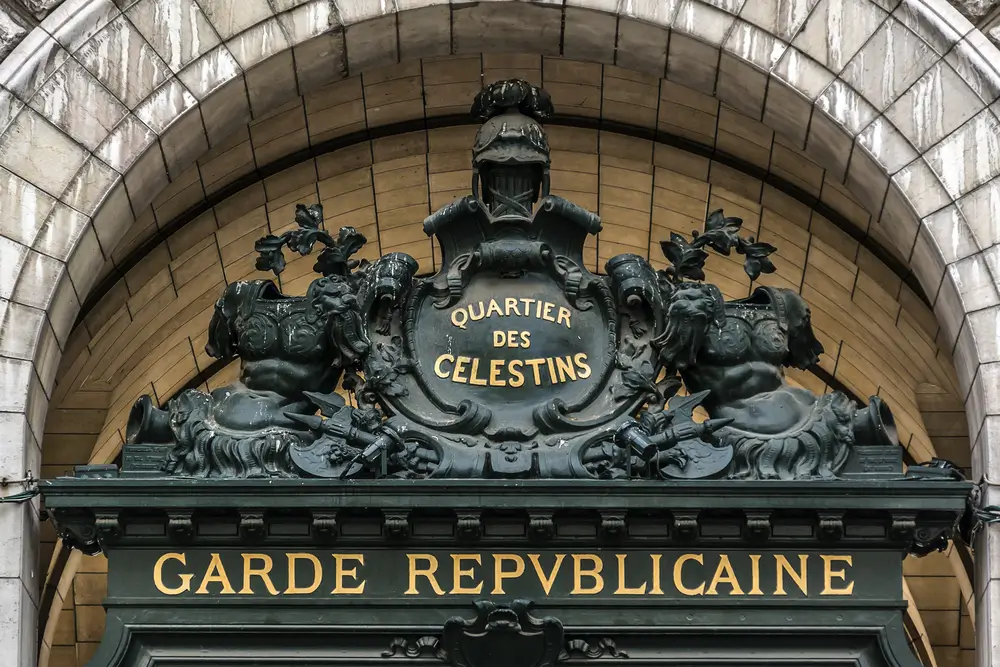 Fronton sculpté du Quartier des Célestins de la Garde républicaine, illustrant le statut militaire de la gendarmerie.