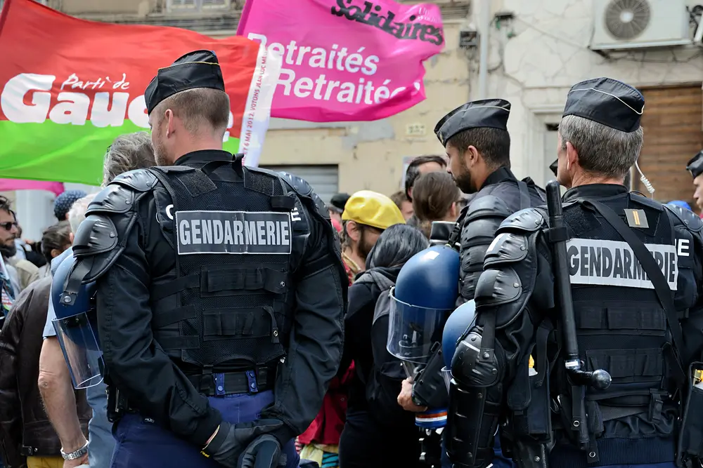 Gendarmes réservistes en tenue de service avec gilets tactiques et calots lors d'une mission de sécurisation.