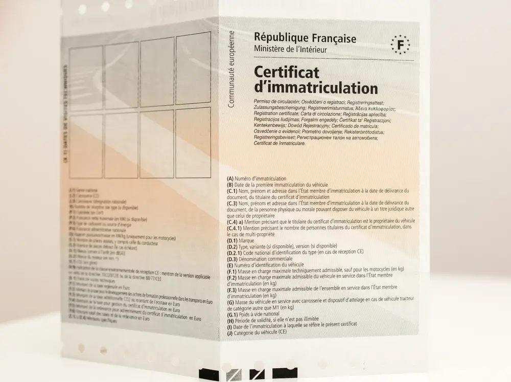 Gros plan sur un certificat d'immatriculation français, document obligatoire lors d'un contrôle routier.
