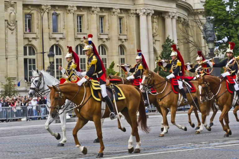 Gendarme à cheval : la Garde républicaine, prestige et exigence